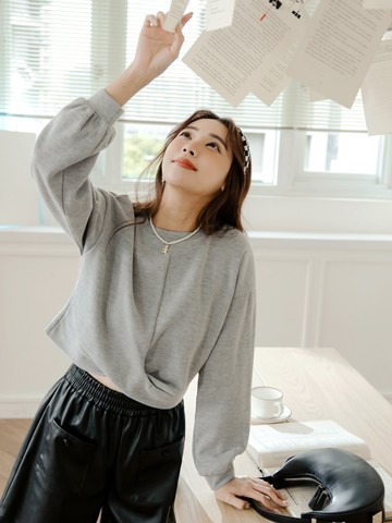 純色微性感短版扭結落肩長袖大學T