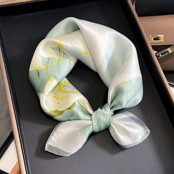 【JC Collection】蠶絲韓版淡雅荷花圖紋四季百搭領巾絲巾(淺綠色)