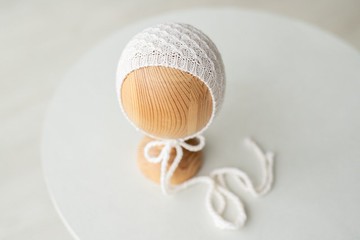 新生兒女孩的白色帽子：小女孩的完美服裝