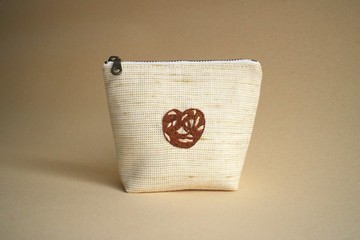 立體萬用拉鍊包 小物包 / 手工刺繡 扭結麵包