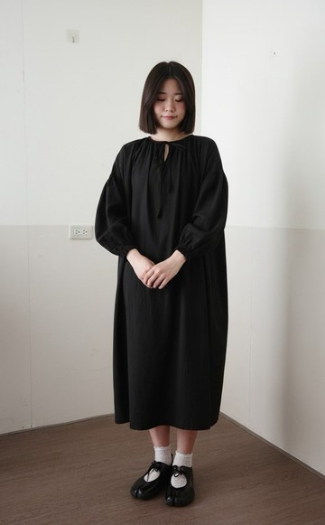 V領綁帶澎澎袖洋裝 黑