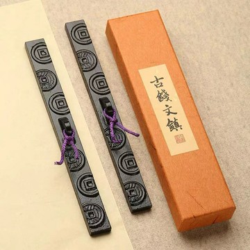 【文房雅器】鎮尺 文鎮 鎮紙 書法鎮尺 文房四寶 禮品 鑄鐵古錢幣造型 一對裝 壓紙防滑 案頭裝飾
