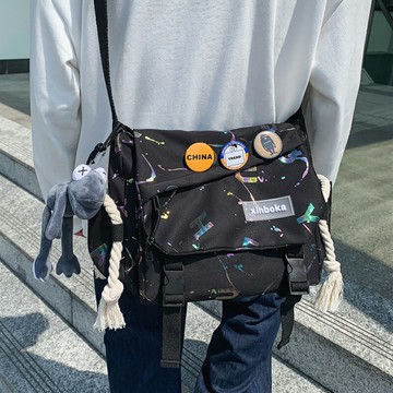 2022新款單肩包男士百搭休閑斜挎包ins日系小背包潮牌包包郵差包