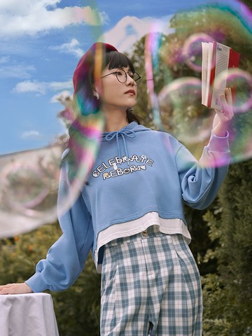 貓小姐．假兩件英文貓頭印花短版連帽上衣