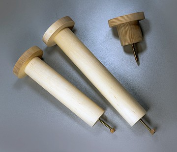 牆上樺木掛鉤衣架。燈架、手提包、植物、花邊等。