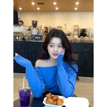 布拿拿 藍色斜肩露肩上衣秋季毛衣女軟糯慵懶風顯瘦長袖針織打底