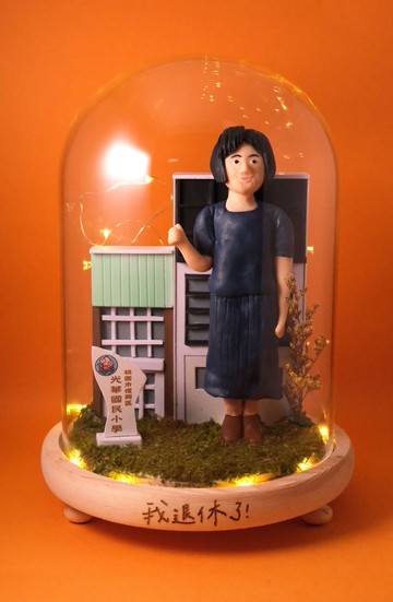 榮休記念小禮品,內有LED燈效,可客製名字.Extra size 20X23cm