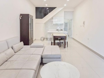 夢時代旁｜臨12米大路上｜整棟翻新好停車透店｜高雄市前鎮區鎮興路