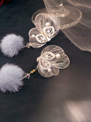 沉睡時的恩希。(2way)MUCHAT手作蝴蝶珍珠毛球純銀針耳環