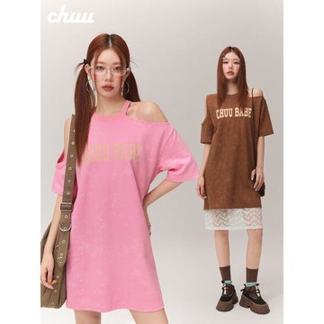 CHUU露肩磨破短袖連衣裙女2025夏季新品復古不對稱字母印花裙子