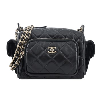CHANEL經典雙C LOGO 菱格紋皺褶小羊皮小號相機包(黑色)