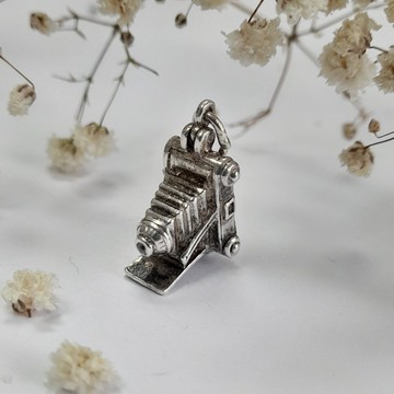 可開闔 英國中古純銀 古董折疊照相機幸運墜飾