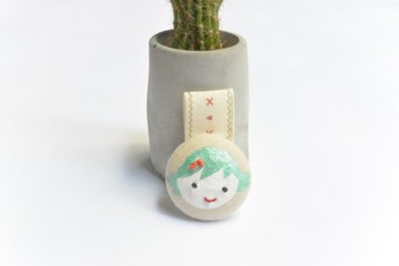 手繪布包釦集線器 - 微笑女孩