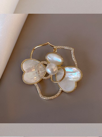 白貝鏤空設計感花朵胸針高檔氣質淡水珍珠防走光扣小眾新款潮胸花