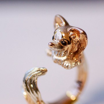 扁平化在手指上的三維巴比龍戒指