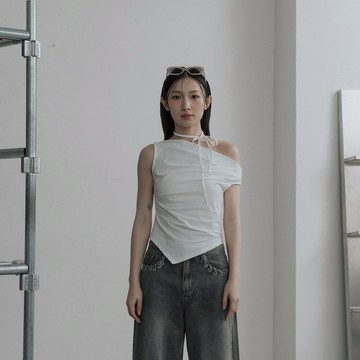 QUEENSHOP_S 女裝 涼感附綁帶斜肩下擺不規則上衣-米白 現+預 【01099531】