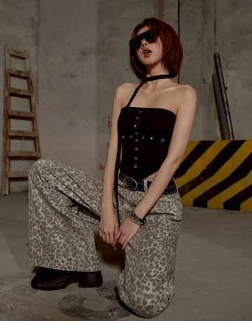 迷人的叛逆少女；鉚釘平口BraTop 附圍脖 兩色