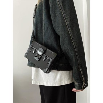 高級感小眾款鎖扣盒子包ins中性風男生潮牌方盒斜挎包百搭小方包