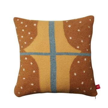 【冬季特賣】Window 純羊毛抱枕-棕 | Donna Wilson