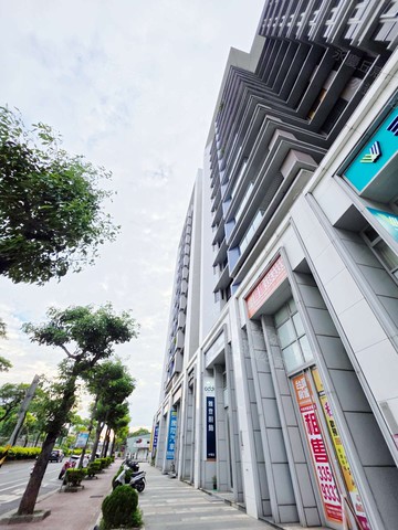 驚爆低於市價~大降100多萬~昇公舘大空間一樓店面｜桃園市中壢區環西路二段