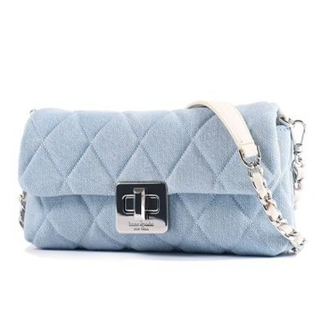 KATE SPADE Carey 牛仔布絎縫菱格紋旋鈕翻蓋鍊帶斜背包-淺藍