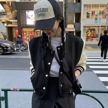 La Belleza韓版圓領條紋滾邊針織袖亮面鐵釦短版棒球外套