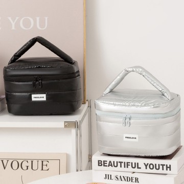 【化妝包】亮面雲朵大容量手提化妝包（黑/銀）