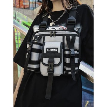 潮酷工裝暗黑風馬甲胸包戰術機能個性多口袋運動騎行可穿戴背包