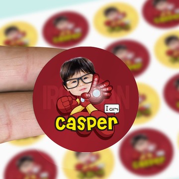 大頭鋼鐵人姓名貼。可愛大頭照片防水姓名貼紙。2.5cm圓形貼92枚