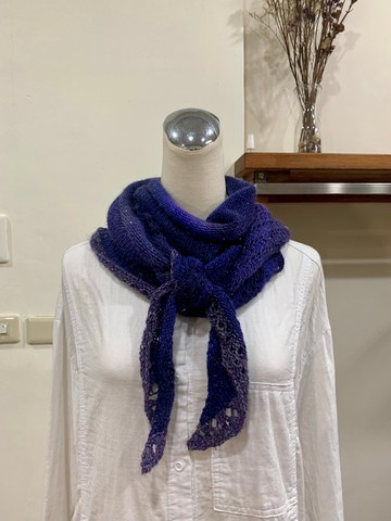 長條圓弧披肩、圍巾。紫藍+銀蔥/尾部紫藍段染色