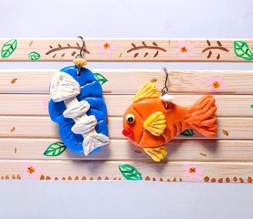 橘小魚與魚骨 手作黏土耳環 手繪捏製 不銹鋼 吊墜款