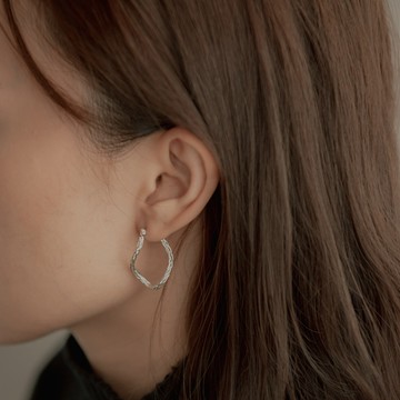QUEENSHOP_ V 女裝 正韓 流線型麻花設計耳針式耳環 兩色售 現+預 【07030820】
