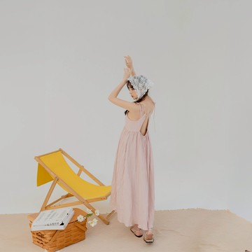 QUEENSHOP_ S 女裝 後鏤空綁帶光澤皺皺細肩長洋裝 三色售 現+預 【01086978】