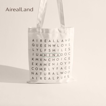 喜娜聯名款 Hina 拼字遊戲帆布袋：裝起一袋日常，解放雙手，一肩背起生活的細瑣更愜意