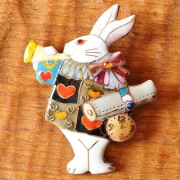 《愛麗絲夢遊仙境》- 兔子 - 大款 A 七寶燒胸針