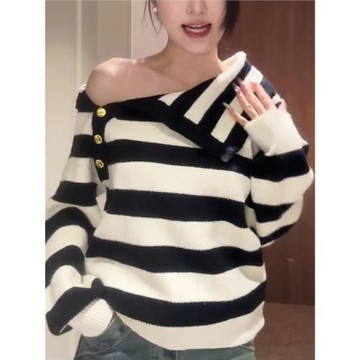 妎徽高級設計感穿搭黑白條紋一字領露肩排扣2025秋季洋氣針織衫女