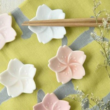 五色櫻花筷架禮盒《日本製筷架 5色櫻花 筷架 日本筷架 櫻花筷 sakura さくら 箸置き 日本櫻花 陶製筷架 新婚 賀禮 櫻花 美濃燒》