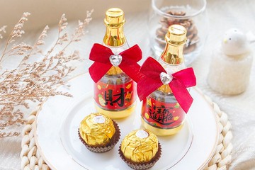 馬年財運連連香檳糖果瓶(金莎2顆入)