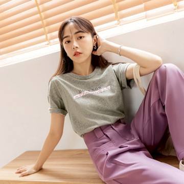 OB嚴選中大尺碼-竹節棉英文印花不對稱下襬短袖上衣《AB18568》