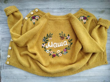 手工阿爾帕卡開襟毛衣，繡有寶貝名字與花朵