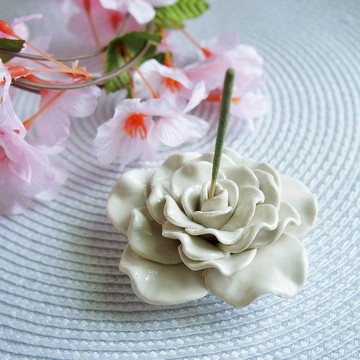 Lovely日本瓷土【綻放花朵玫瑰線香座、紙鎮、米白】一朵花款