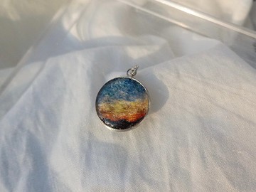 五點鐘的天空，一個由絲綢和樹脂碎屑製成的挂件。