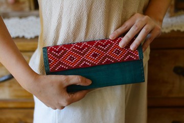 印度賈特族手工刺繡皮革民族風皮夾-沉香木