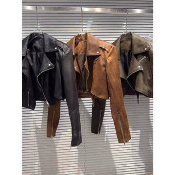 網紅同款2026春季新款炸街辣妹肩帶西裝領磨花紋理皮衣夾克短外套