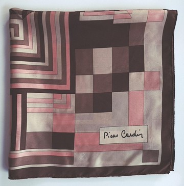 復古 PIERRE CARDIN 幾何圖案絲巾，31 x 31 英吋，粉紅色與棕色絲綢