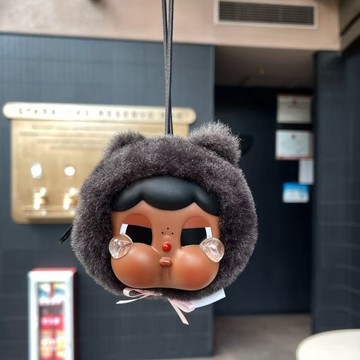 臺灣現貨哭娃耳機包新款小黑蛋搪膠款鑰匙扣掛件情侶掛件蝴蝶結抓娃娃機款式批發款式