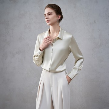 易搭配緞面襯衫領附項鍊長袖休閒上衣/米杏色 | 5624123104