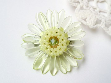 日本製手作非洲菊胸針 : 檸檬黃與粉綠色 鈾玻璃幻彩設計