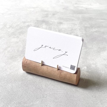 山茶花與黃銅名片架