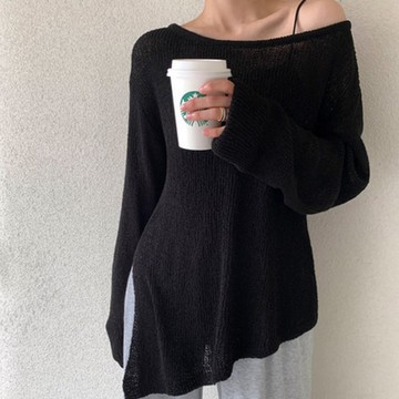 MOCO韓版chic法式温柔風一字領斜領可露肩下擺側開叉不對稱針織上衣